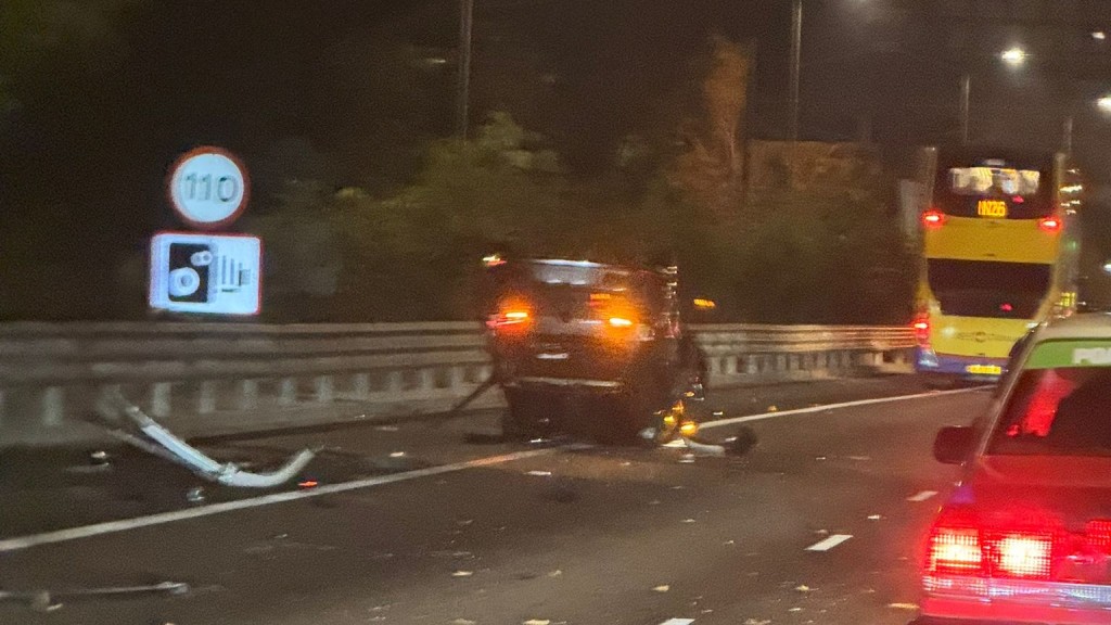 北大嶼山公路私家車巴士相撞 私家車「反肚」 司機棄車逃去。網圖