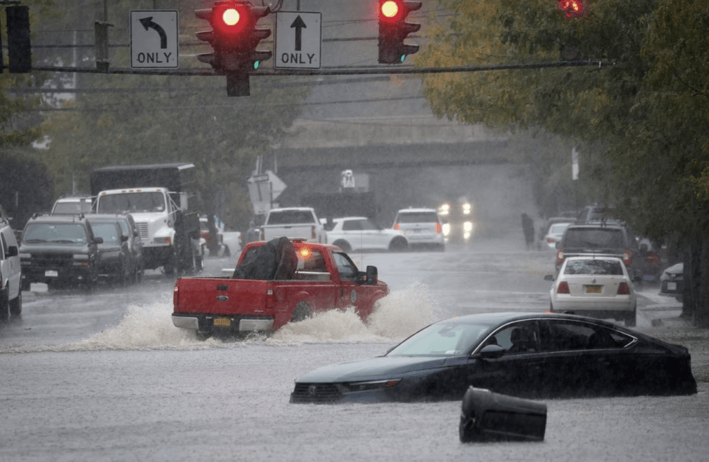 美国纽约州威彻斯特县马马罗内克郊区，一辆被遗弃的车辆停在暴雨中的洪水中。路透社