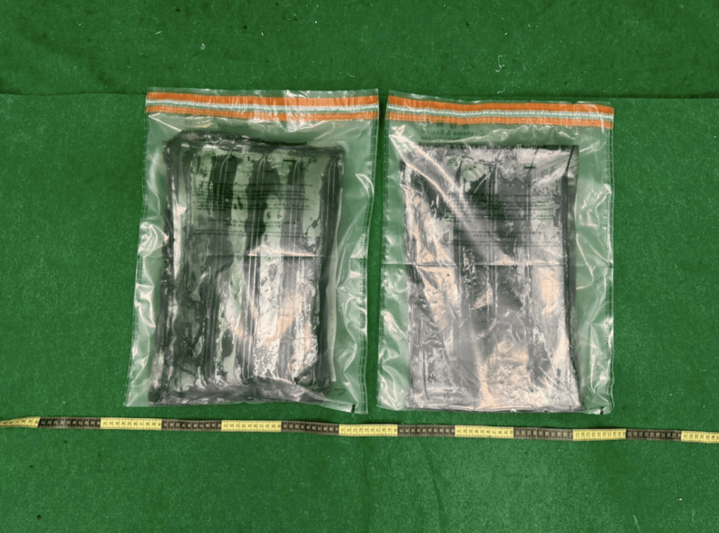 海關機場連破兩宗行李藏毒案 檢值790萬元可卡因及K仔 兩名巴黎抵港旅客被捕。海關圖片 海關機場連破兩宗行李藏毒案 檢值790萬元可卡因及K仔 兩名巴黎抵港旅客被捕。海關圖片