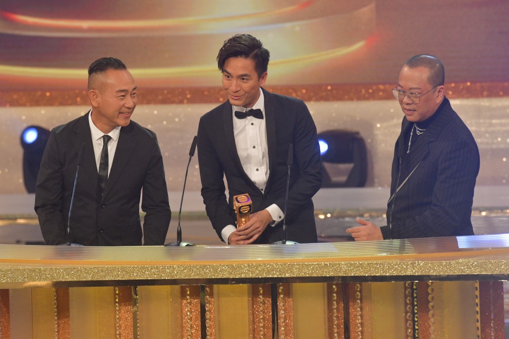 马国明于《万千星辉颁奖典礼2021》以《星空下的仁医》再夺「最受欢迎电视男角色」。