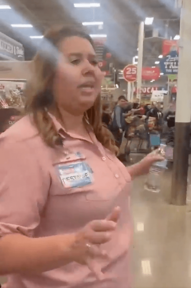 最後，Destanie 向眾人預祝「聖誕快樂」。