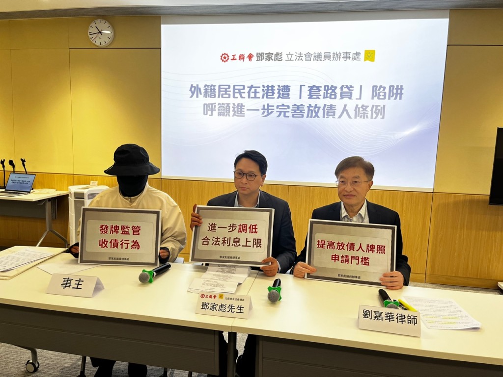 事主Andy(左一)經商務引薦平台結識一名「朋友」,在「朋友」協助下,方獲財務公司鬆口批出貸款。李健威攝 事主Andy(左一)經商務引薦平台結識一名「朋友」,在「朋友」協助下,方獲財務公司鬆口批出貸款。李健威攝
