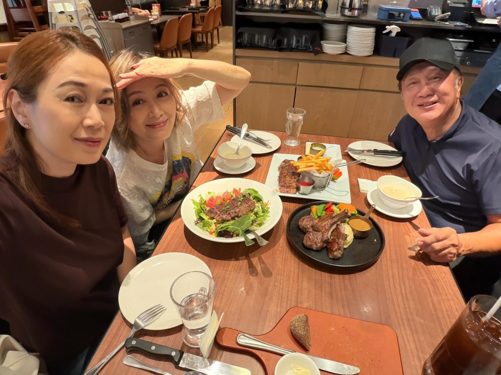 三人飯局氣氛熱鬧，一邊品嚐美食，一邊暢談近況。