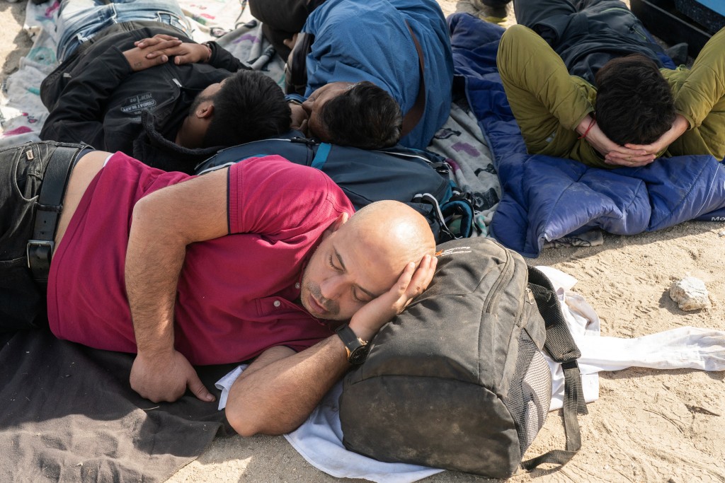 非法移民席地而睡。路透社