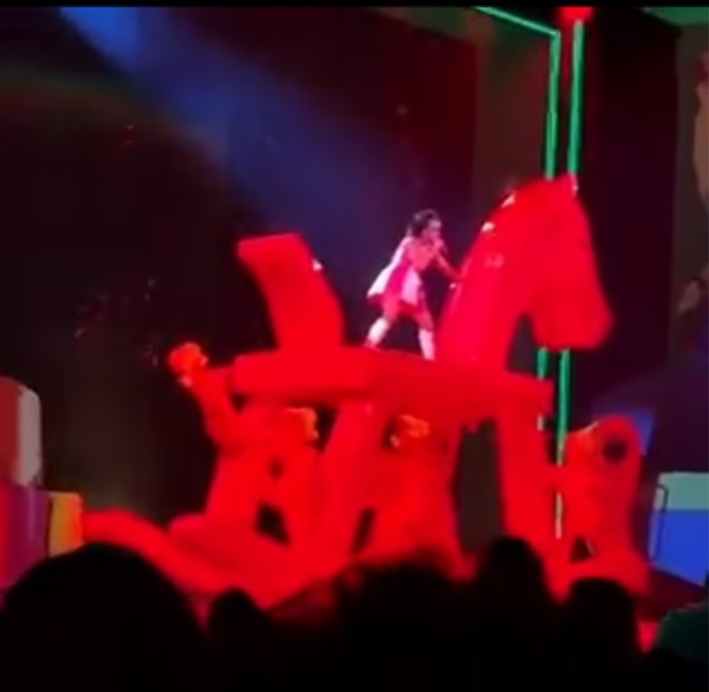 觀眾偷拍了Katy在舞台上寸爆官司輸家的片段。