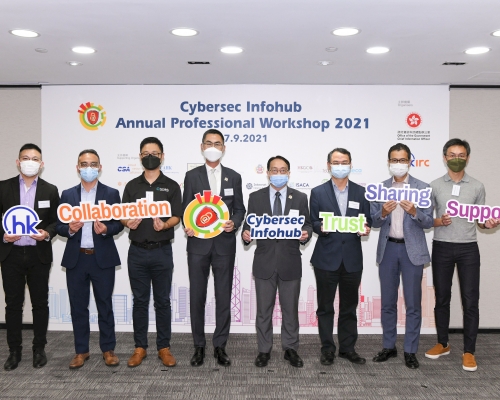 香港互聯網註册管理有限公司行政總裁黃家偉先生（左四）、助理政府資訊科技總監潘士強先生（右四）、香港互聯網註冊管理有限公司林嘉棋先生（左一）、Fortinet吳維穎先生（左二）、Tenable Inc. 陳志豪先生（左三）、國際信息系統審計協會中國香港分會朱偉年博士（右三）、雲安全聯盟香港澳門分會林志堅先生（右二）以及香港寬頻集團鄧宏舜先生（右一）在「Cybersec Infohub周年專業工作坊2021」上合照。