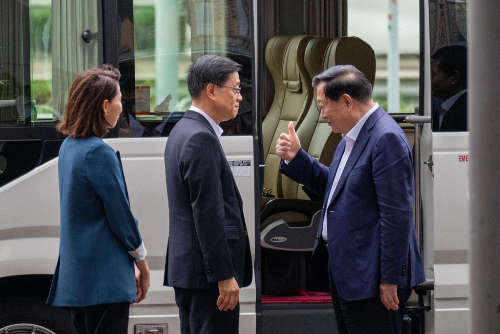 中央港澳辦主任夏寶龍（右）日前來港考察，臨別是向李家超豎起手指公點讚。