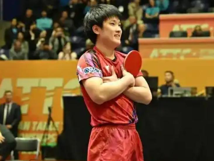 张本智和经常模仿樊振东的庆祝动作。网上图片 张本智和经常模仿樊振东的庆祝动作。网上图片