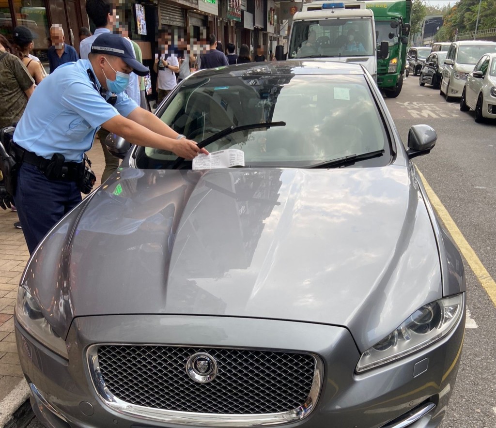 警员向违泊车辆发出告票。