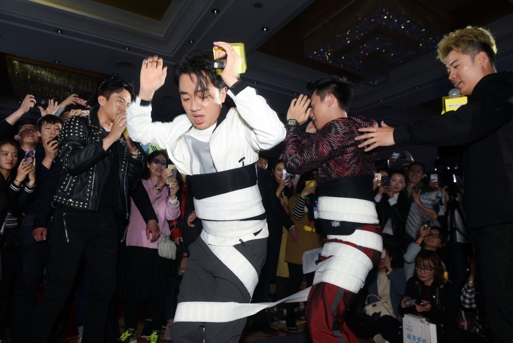 众主持玩游戏。