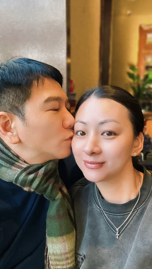 溫兆倫錫錫老婆放閃。 溫兆倫錫錫老婆放閃。