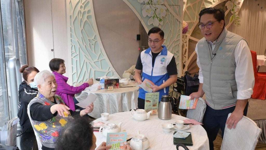 梁宏正與屯門關愛隊跨區到荃灣酒樓宣傳區選。民政及青年事務局facebook圖片