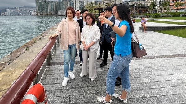 甯漢豪(中)與李慧琼(左)視察九龍海濱的最新情況。發展局fb