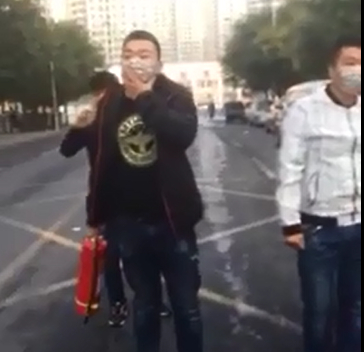 親友們戴上口罩