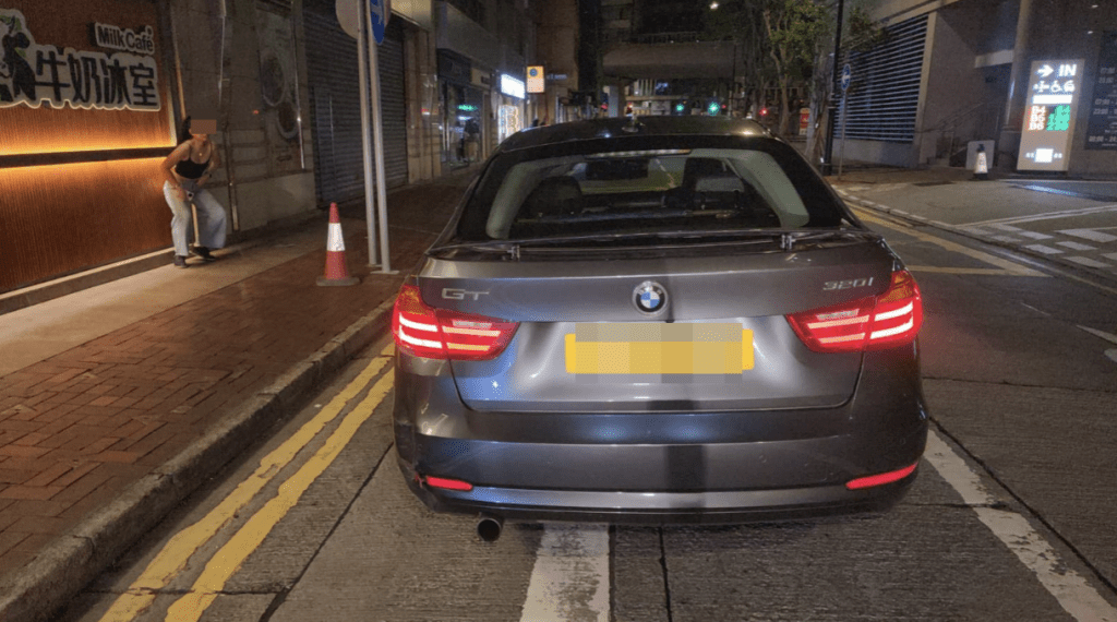 一輛寶馬私家車駛經耀華街一帶時左搖右擺,懷疑司機受酒精影響駕駛。黎志偉攝 一輛寶馬私家車駛經耀華街一帶時左搖右擺,懷疑司機受酒精影響駕駛。黎志偉攝