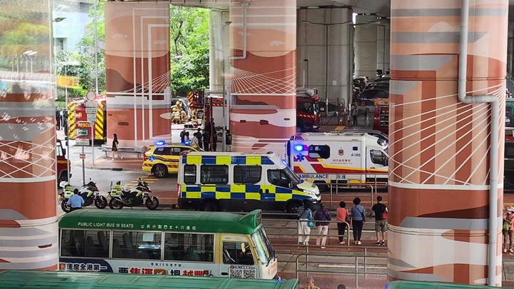 大批救护车及警车到场。fb：Mabel Yim