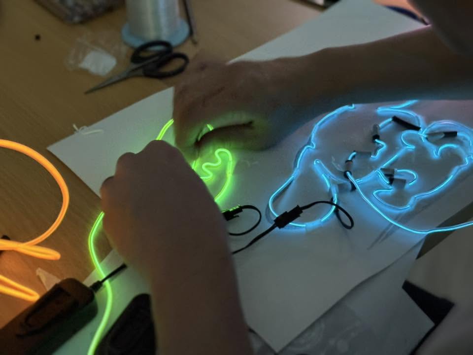 霓虹燈DIY工作坊可譲大家親手製作專屬圖案的霓虹燈。 霓虹燈DIY工作坊可譲大家親手製作專屬圖案的霓虹燈。