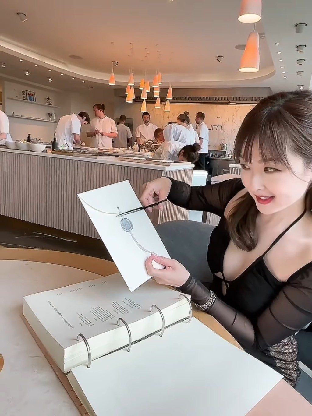 樂瞳昨日（14日）又分享一段到丹麥品嚐米芝蓮三星餐廳的影片。