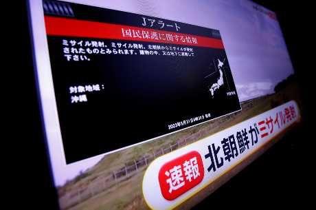 冲绳当局向至少37万人发避难指示。路透社