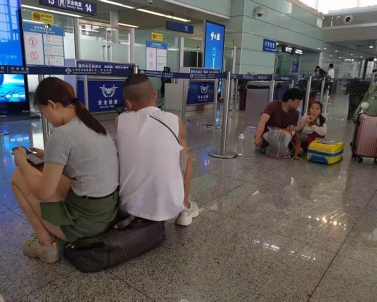 大批旅客在機場等候。網圖