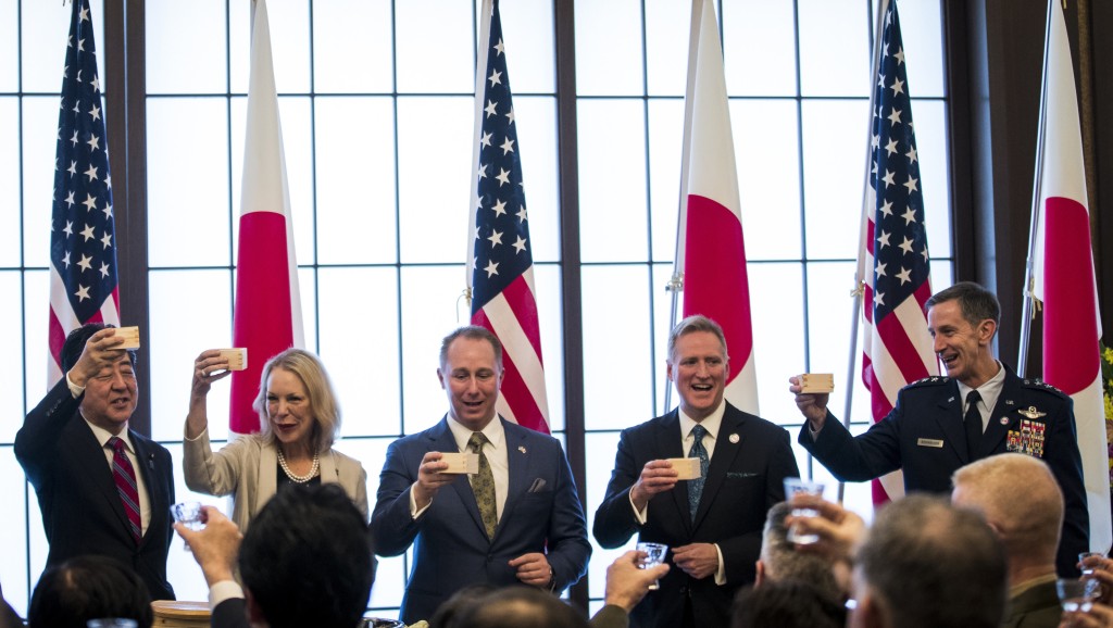 2020年,日本時任首相安倍晉三與美國前總統艾森豪威爾的孫女、曾孫等慶祝美日安保條約簽署60年。 美聯社 2020年,日本時任首相安倍晉三與美國前總統艾森豪威爾的孫女、曾孫等慶祝美日安保條約簽署60年。 美聯社