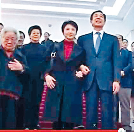 薄熙來夫婦與岳母范承秀（左）。