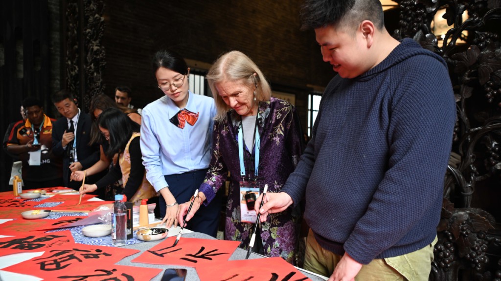 2月6日，亞太經濟合作組織（APEC）2026年第一次高官會的代表在廣州體驗中國書法。新華社