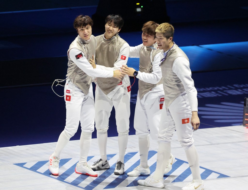 以蔡俊彥(左一)及張家朗(右一)為首的男子花劍隊昨晚順利飛巴黎,現留巴黎集訓2星期再去下一站比賽。資料圖片 以蔡俊彥(左一)及張家朗(右一)為首的男子花劍隊昨晚順利飛巴黎,現留巴黎集訓2星期再去下一站比賽。資料圖片