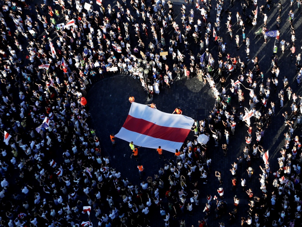 布拉格示威者排成心形包圍白俄羅斯國旗。AP 