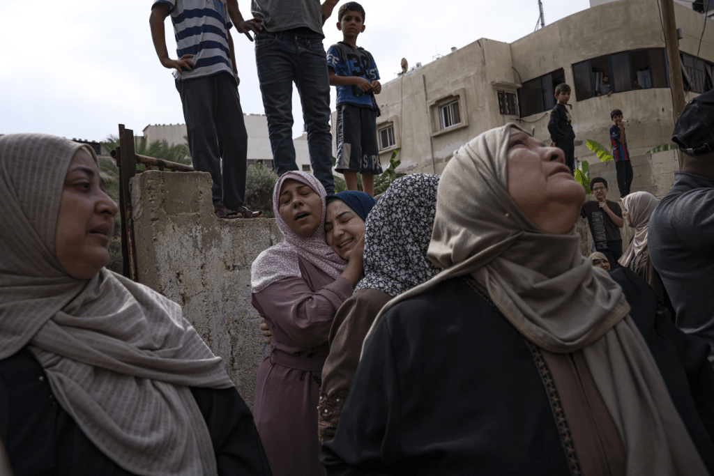 大規模轟炸使加沙平民喪失家園。（美聯社）