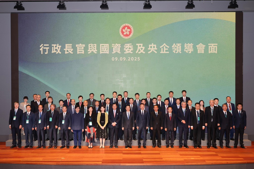李家超代表特區政府設宴歡迎各位專程來港參與論壇的貴賓。李家超FB圖片