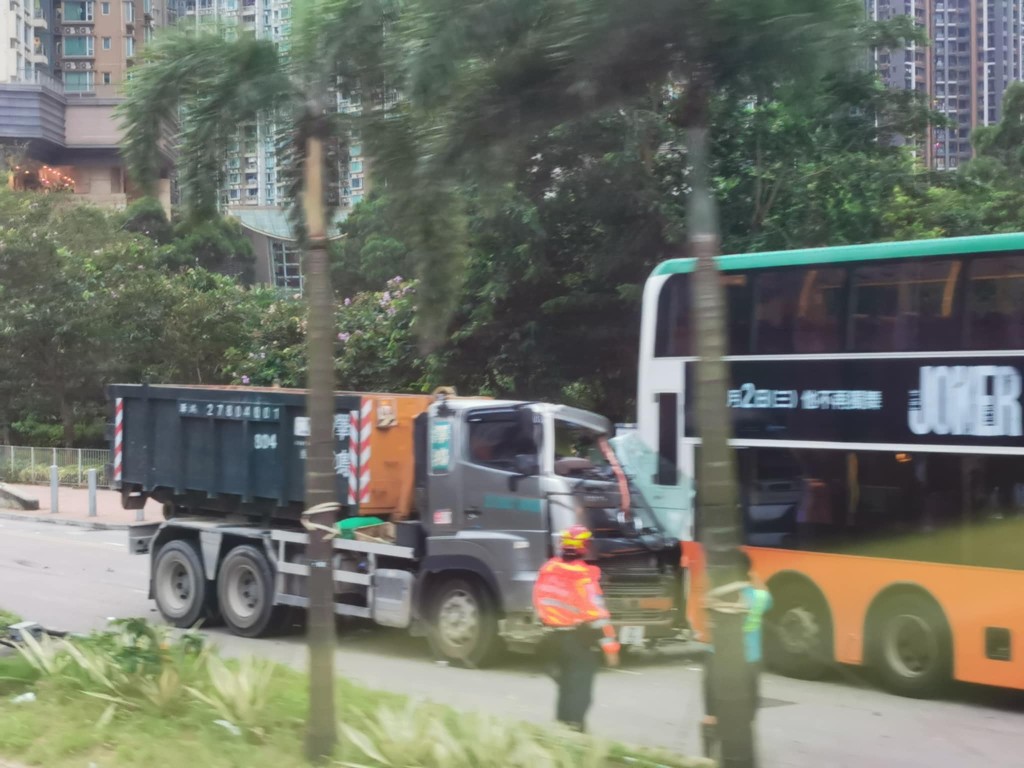 泥頭車乘客位淪為廢鐵。當區區議員張美雄圖片