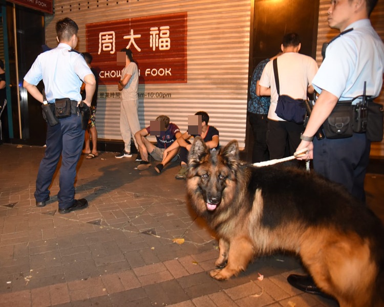 逾10名摩洛哥遊客於尖沙嘴打鬥,疑有人被偷錢引起。