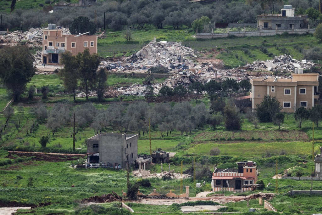 4月14日，以色列北部边境，一辆以色列军车停在黎巴嫩南部靠近以黎边境的被毁建筑物附近。路透社