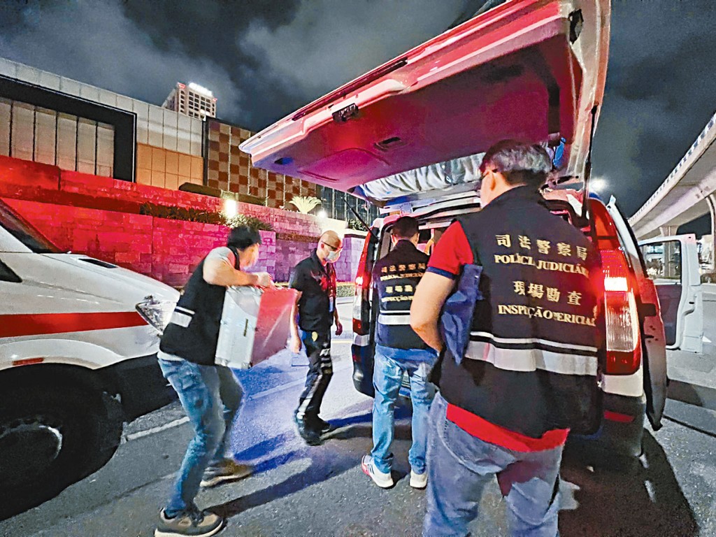 澳門司警人員到發生雙屍兇案的酒店蒐證。