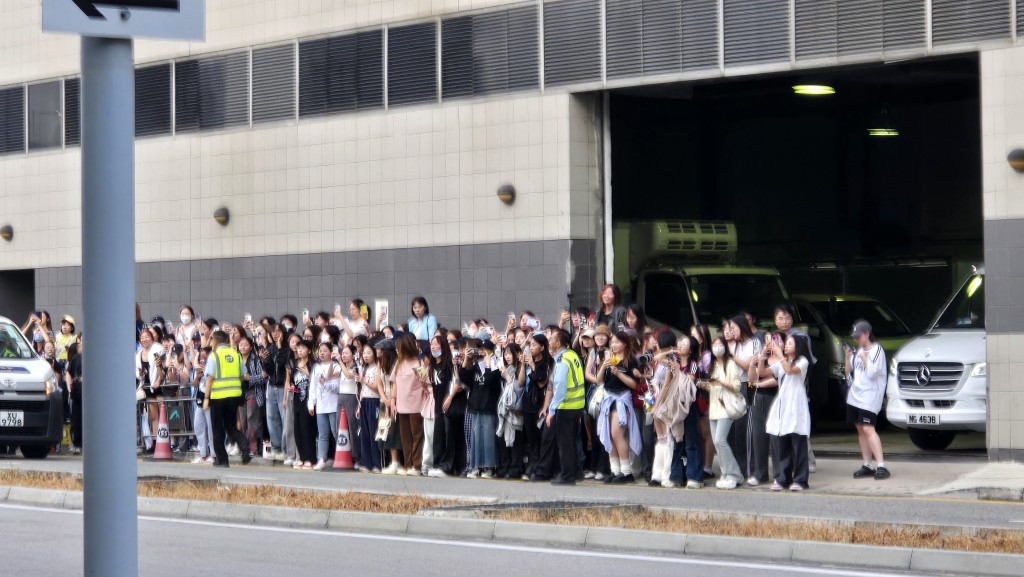 近200位鐵粉接機。