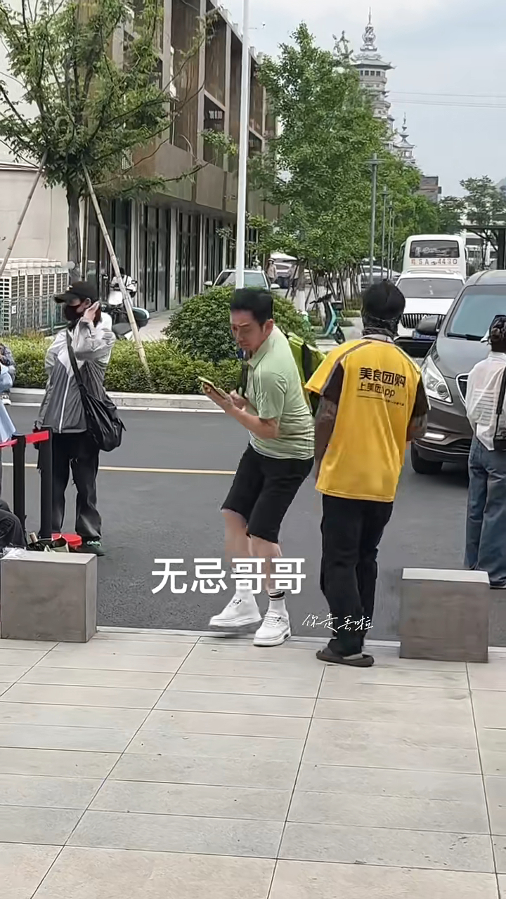 吳啟華於內地街頭出行,靈巧避過外賣仔。 吳啟華於內地街頭出行,靈巧避過外賣仔。