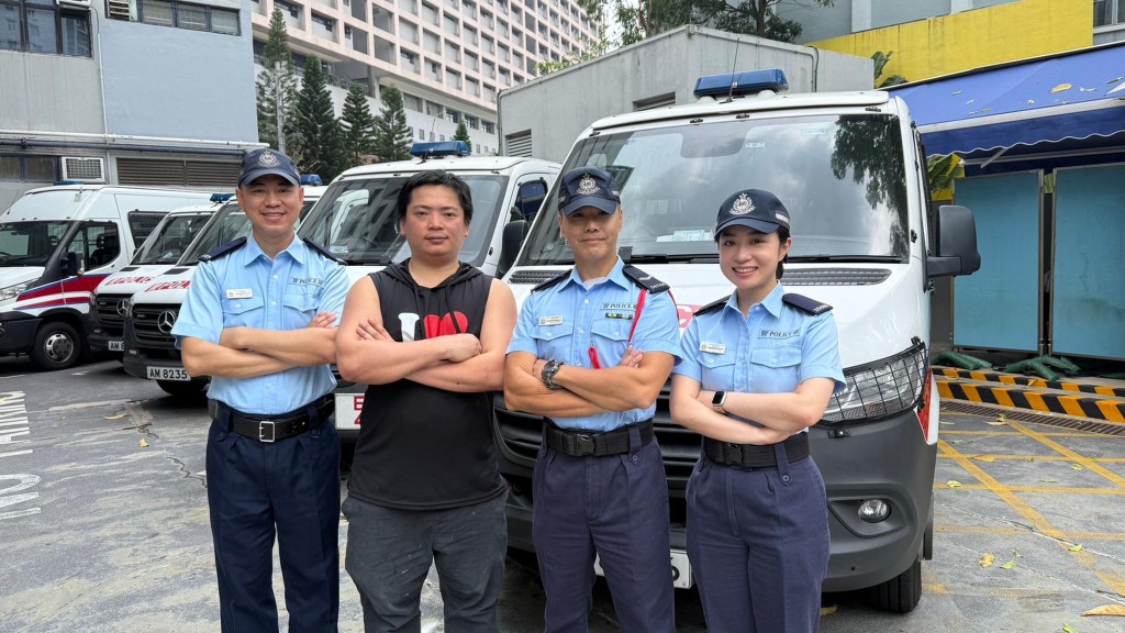 热心市民梁浩贤（左二）于去年台风「桦加沙」吹袭香港期间拯救堕海市民，当日参与救援行动的柴湾分区军装巡逻小队高级警员梁嘉荣（右二）、警员陈倩彤（右一）及辅警警员林宝生（左一）感谢他及时介入协助拯救行动。
