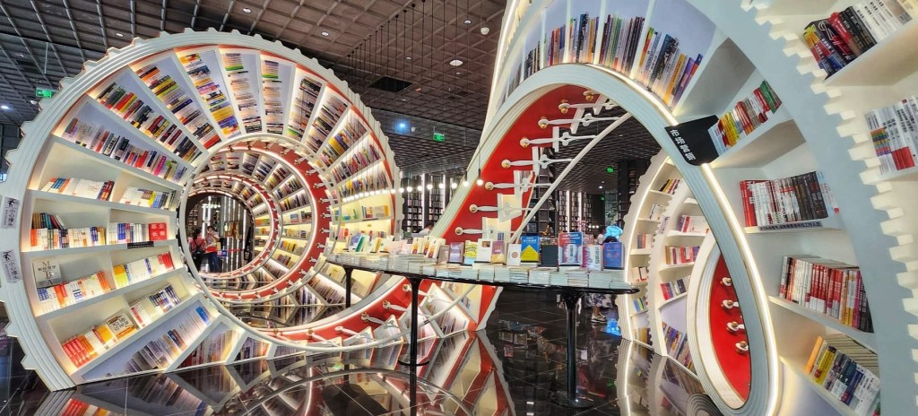 锺书阁深圳分店以巨型的螺旋书架作卖点。图片授权Helen Li