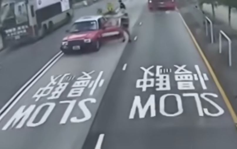 的士司機落車了解事件。網上影片截圖