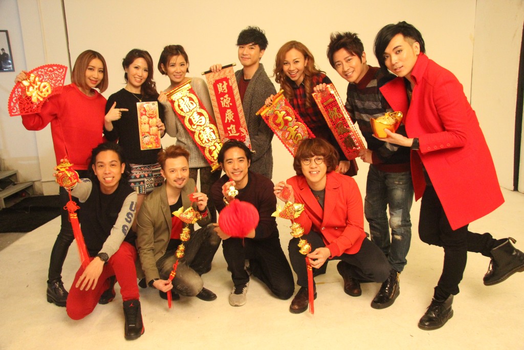 林德信与同一间唱片公司的歌手吴雨霏（后排左一）及AGA（后排右三）都传出恋情。
