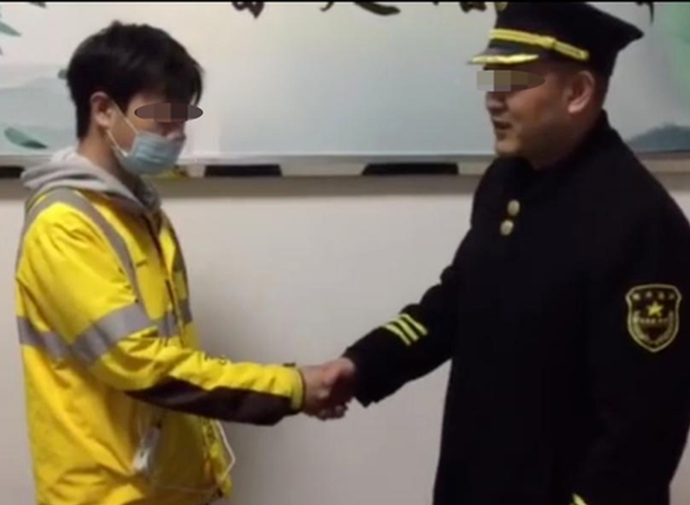 外賣員與保安道歉並和解。