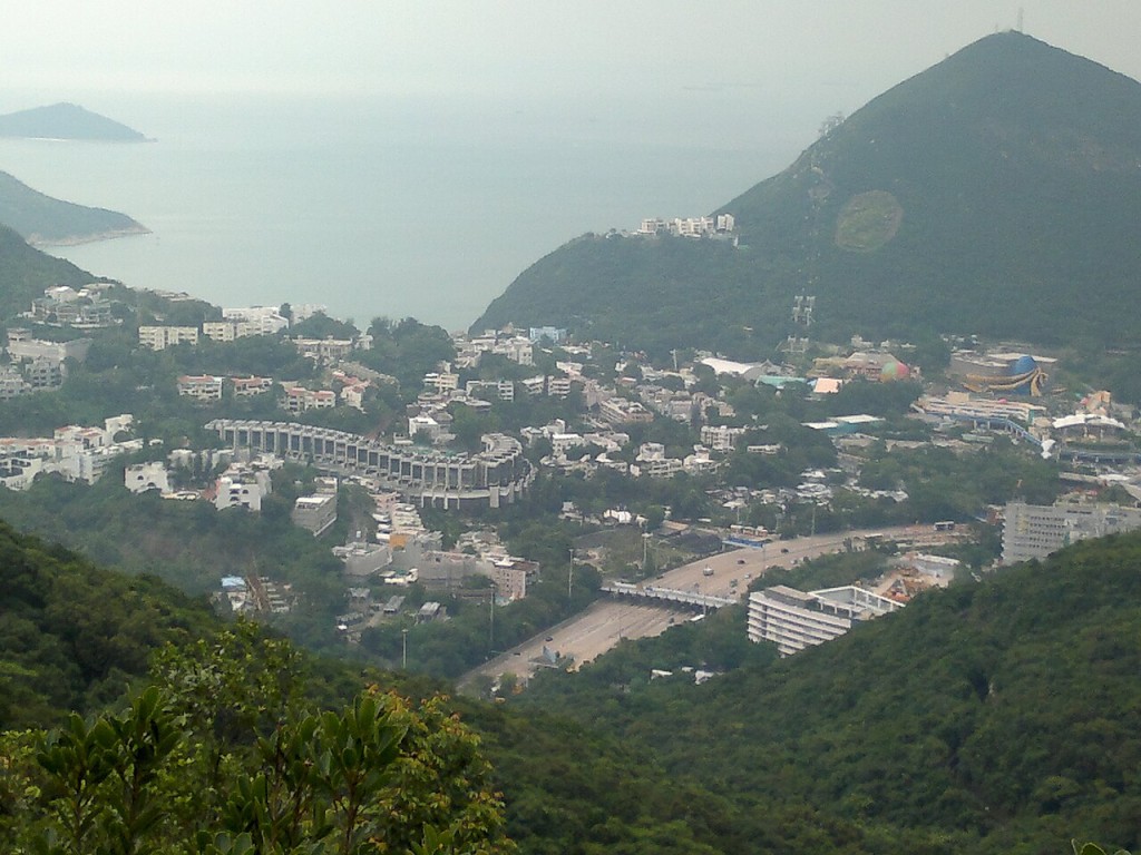 壽臣山西部,圖右為香港仔隧道收費廣場。 壽臣山西部,圖右為香港仔隧道收費廣場。