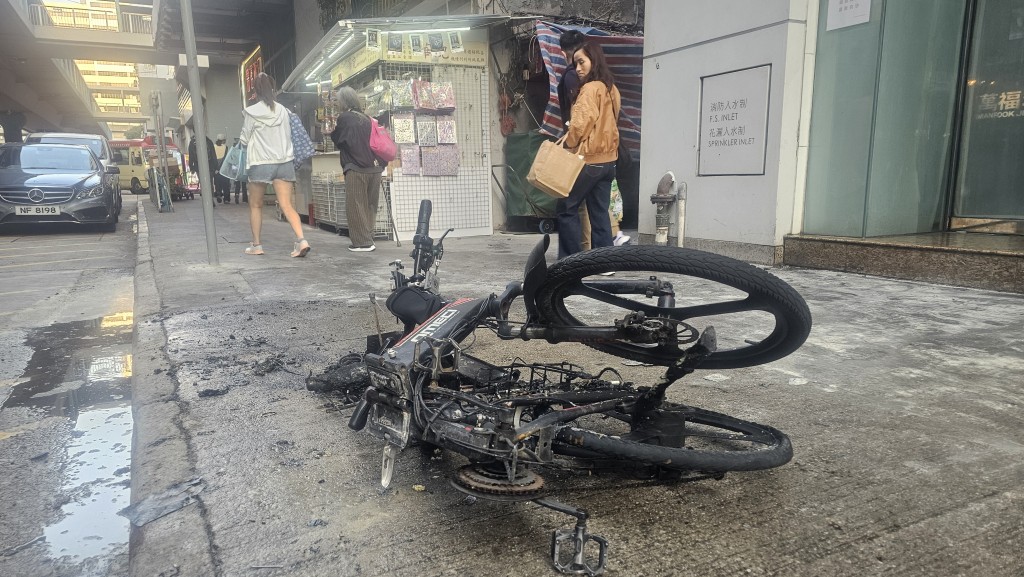 电动单车严重焚毁。徐裕民摄