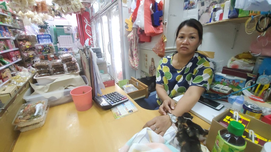 女店東透露,前一晚擺放在櫃內的個人手機亦不翼死飛,損失慘重。 林思明攝