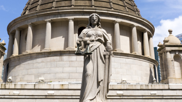 終審法院上的女神像是正義女神泰美斯(Themis)，象徵着公正無私、不偏不倚的精神。