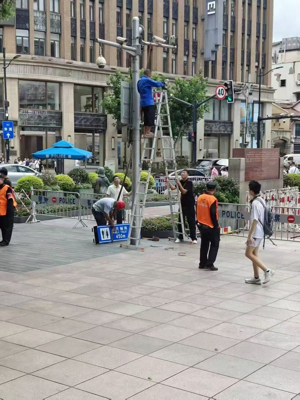 上海“华为公厕”牌变打卡圣地,保安火速拆除禁影相惹议。网图 上海“华为公厕”牌变打卡圣地,保安火速拆除禁影相惹议。网图