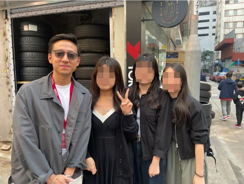 有三位女網民在茶記偶遇施伯雄，並於昨日分享合照。
