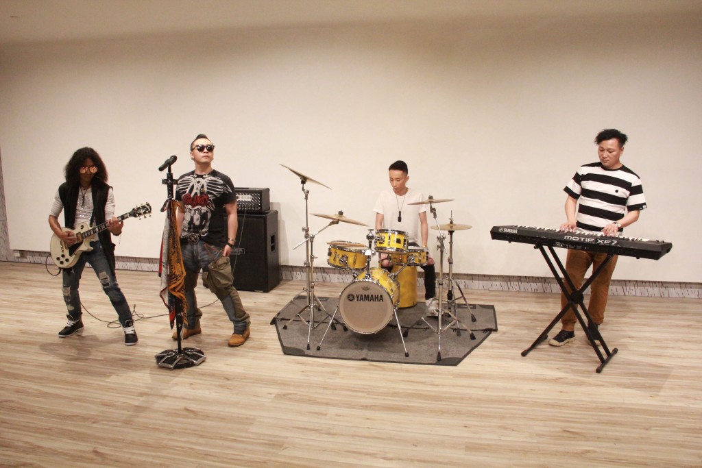 ZolarWind2.0換上另一套服裝繼續拍攝。