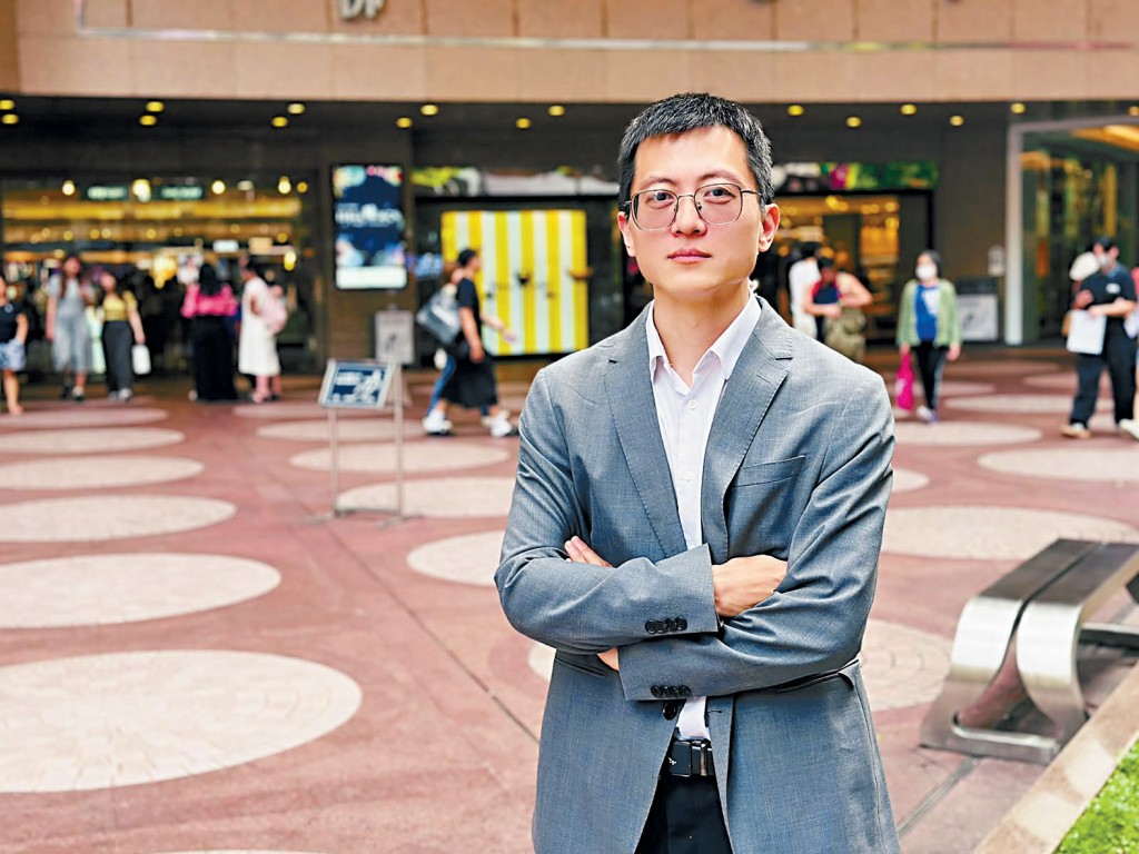 Stephen透過「高才通」來港，從杭州的互聯網產品經理，轉型為一名香港的地產代理。